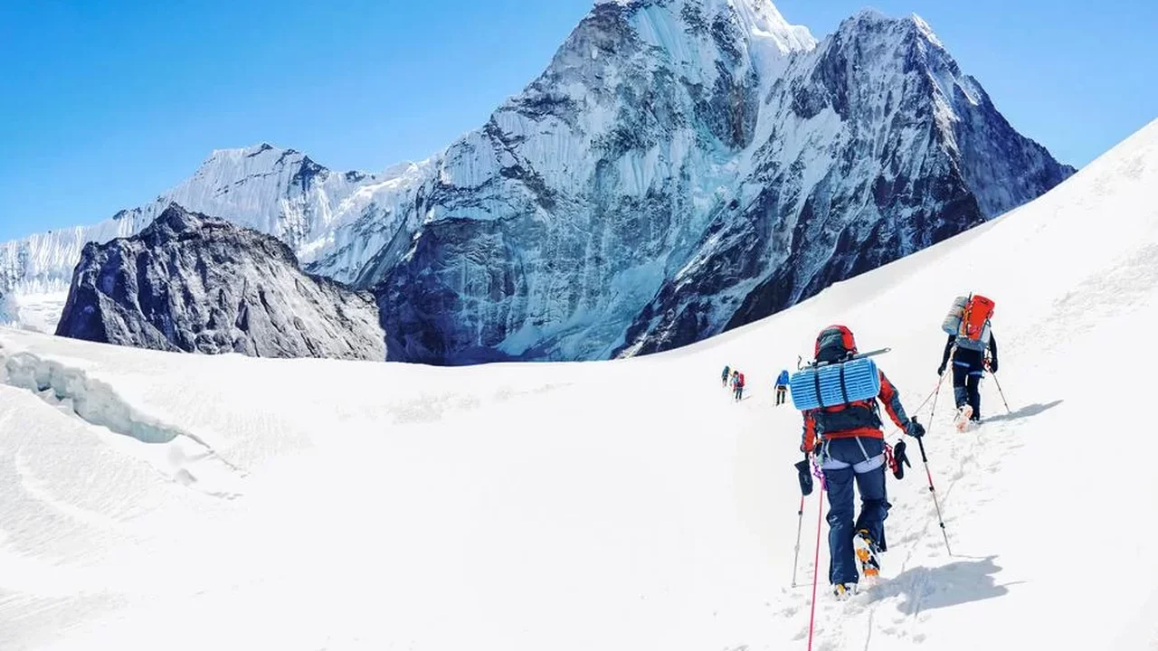 O xixi dos alpinistas está 'derretendo' o Everest? Estudo mede impacto da urina na geleira