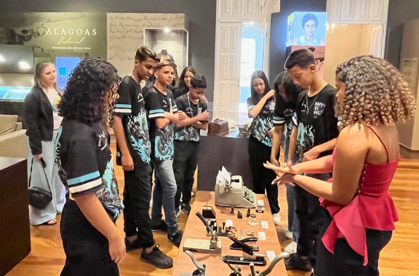 Estudantes mergulham na história da escrita em visita ao Centro de Cultura e Memória do TJAL