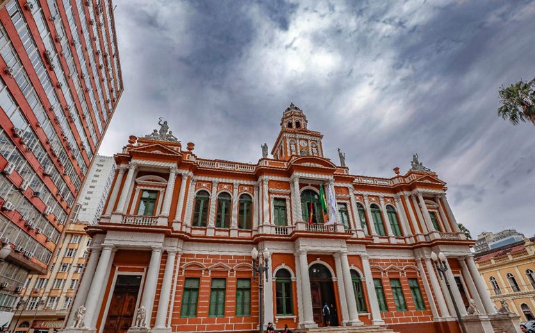 Nível do Rio Guaíba extrapola cota de inundação em Porto Alegre