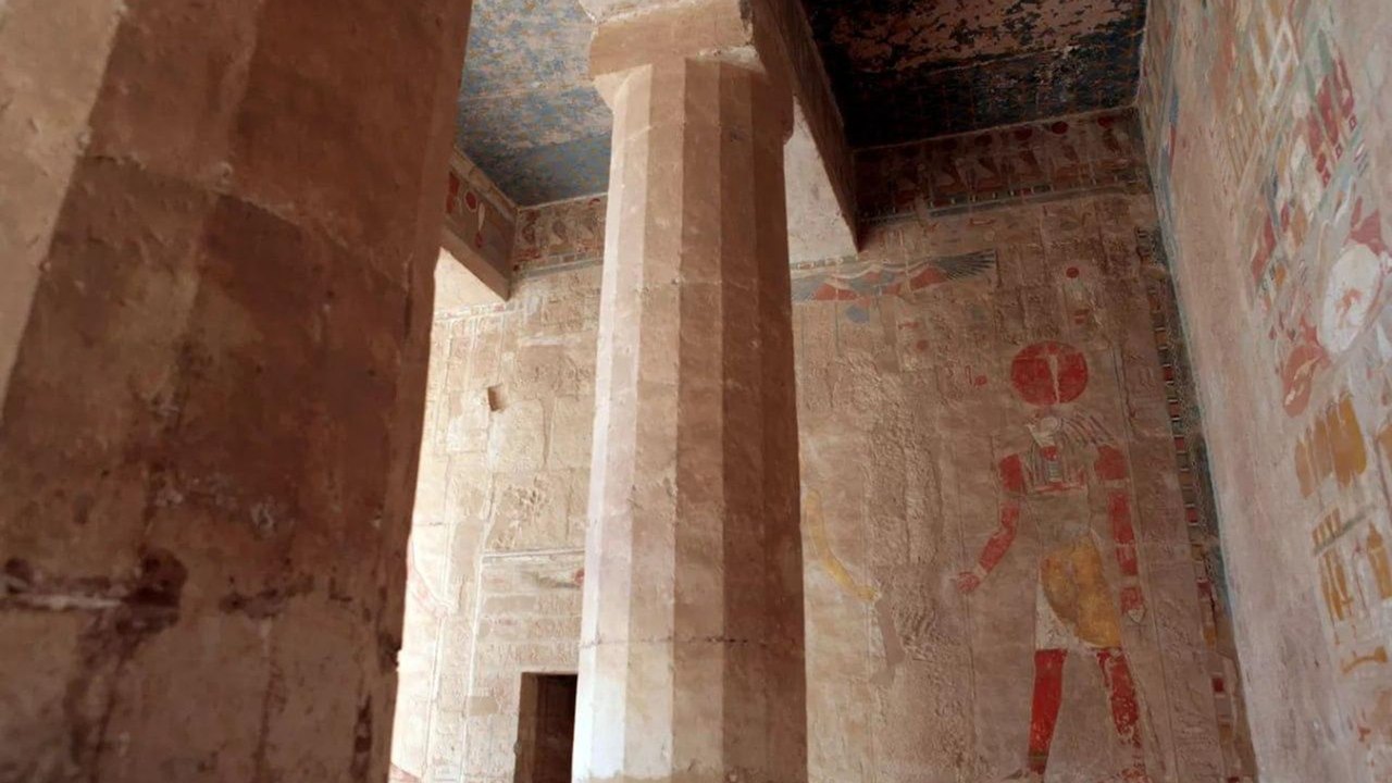 Túmulo decorado com pinturas e inscrições é descoberto no Egito