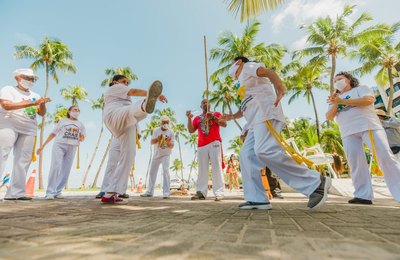 Orla de Maceió recebe apresentação das Capoeiristas Formosas do Cras Pitanguinha