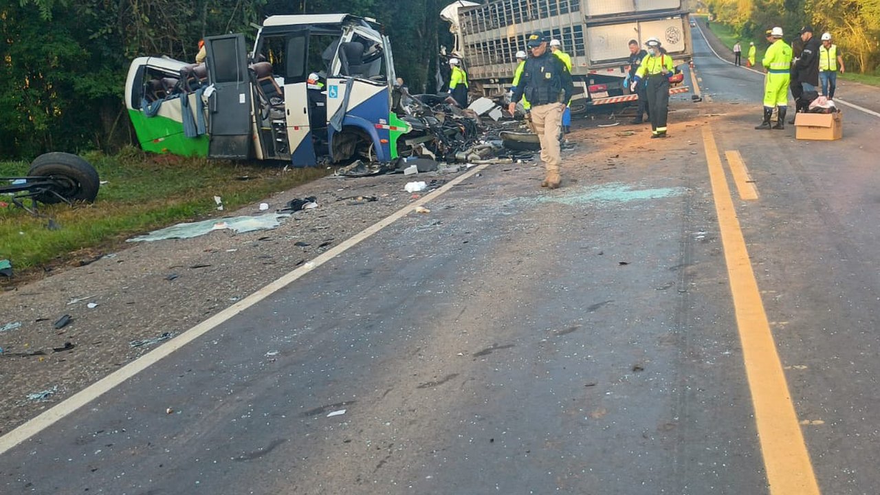 Corpos das vítimas de acidente no Paraná são retirados da pista