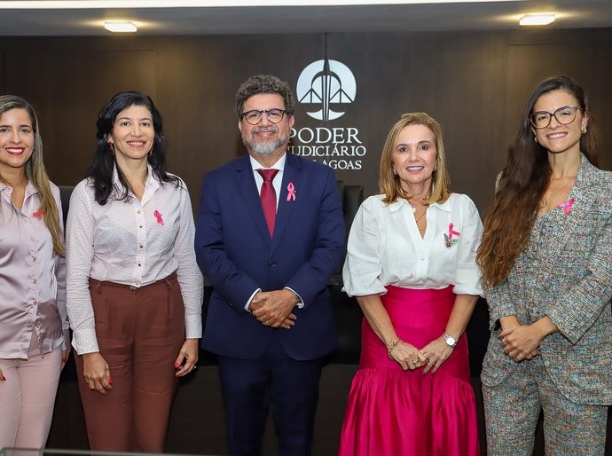 Palestra sobre câncer de mama conscientiza servidoras no TJAL