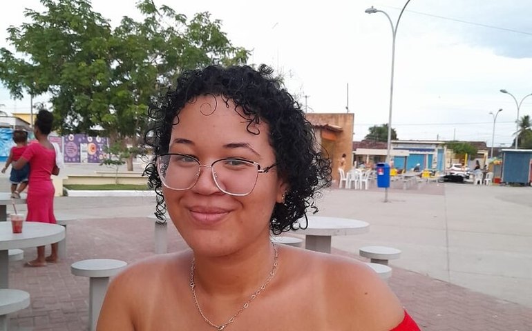 Realização de sonho: após história de superação, alagoana de 18 anos lança primeiro livro