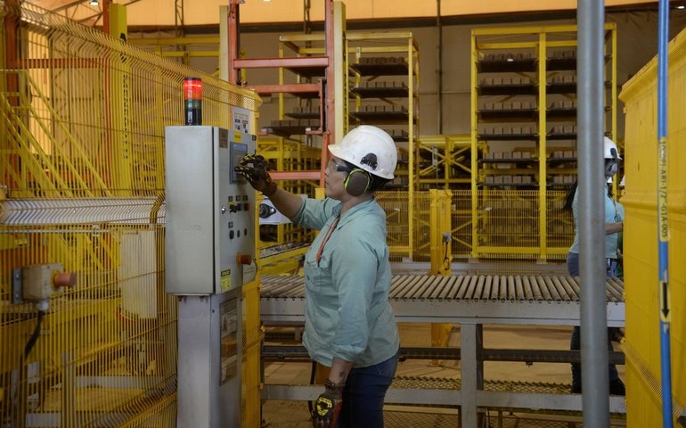 PMI global de serviços cai ao menor nível desde janeiro, dizem S&P Global e JPMorgan