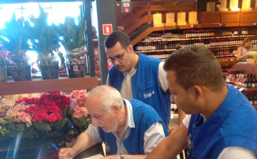 Supermercado na orla de Maceió é autuado por cobrança abusiva em estacionamento