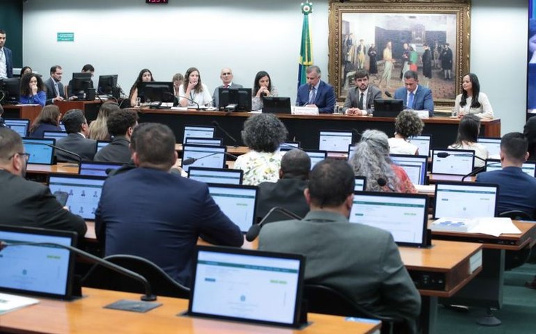 CCJ da Câmara adia análise de PEC sobre redução da maioridade penal