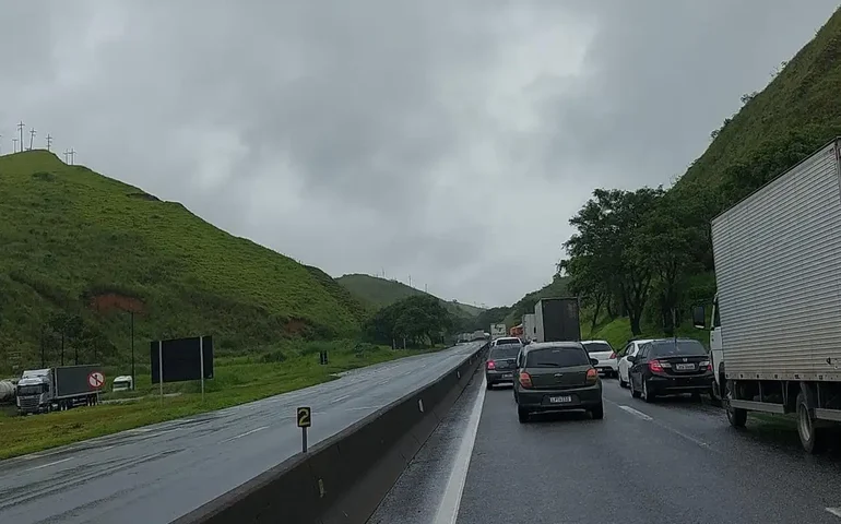 Caminhoneiro embriagado causa caos na BR-116 e é resgatado preso na cabine