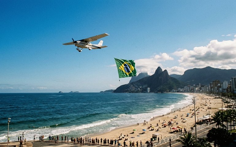 Avião com bandeira do Brasil sobrevoa praias da Zona Sul em homenagem à seleção