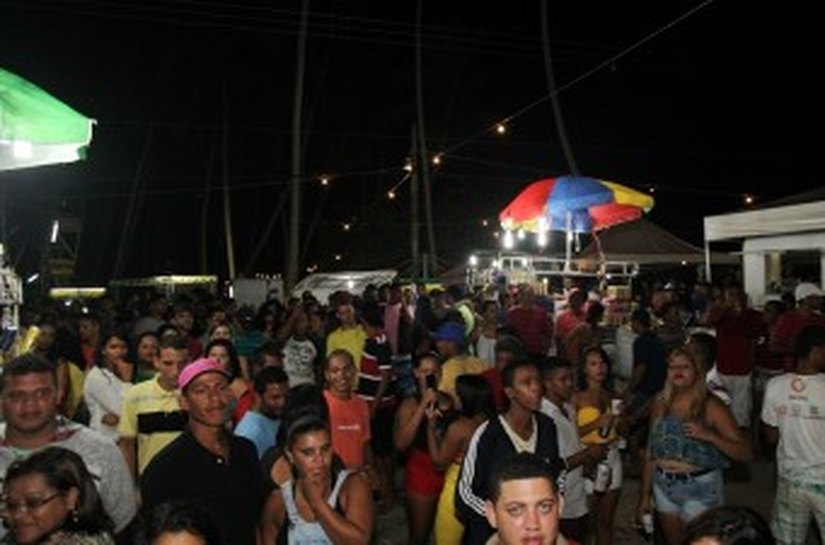 Barra Nova homenageia padroeira com festa e show