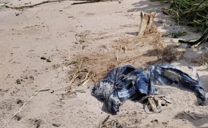 Período recente de maré alta pode ter “escavado” o local onde a ossada estava enterrada, e, com a chegada da maré baixa, foi possível encontrar os ossos humanos.