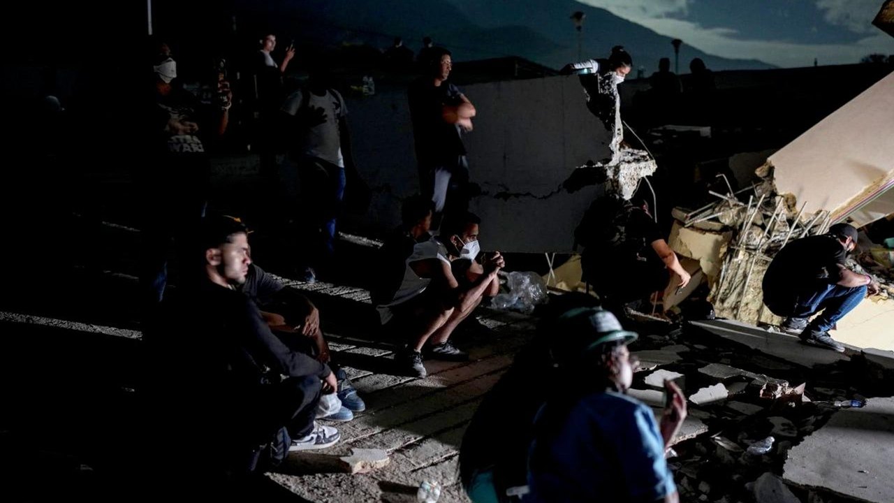 Moradores acompanham equipe de resgate procurando sobreviventes nos destroços dos prédios