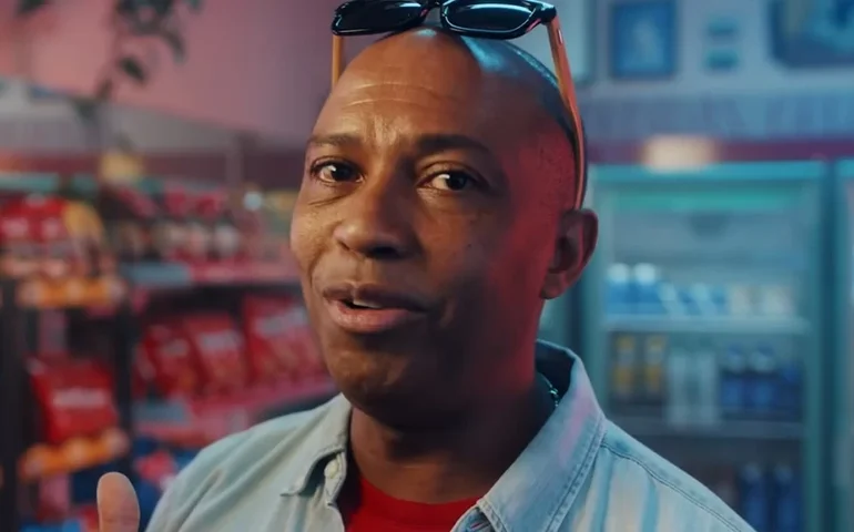 Cantor Salgadinho cai do palco e assusta público durante show