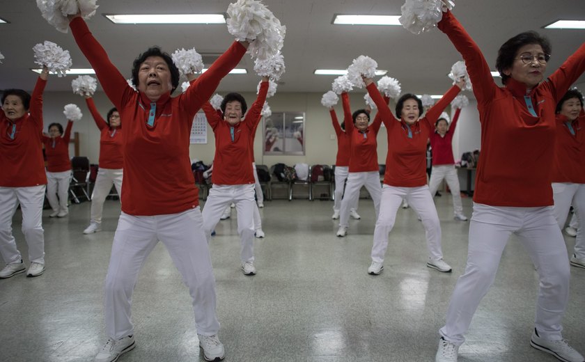 Grupo de &#8216;cheerleaders&#8217; veteranas da Coreia do Sul é símbolo da longevidade no país