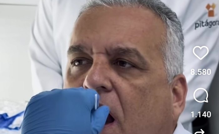 Alfredo Gaspar no momento da coleta de material genético na Perícia Oficial de Alagoas