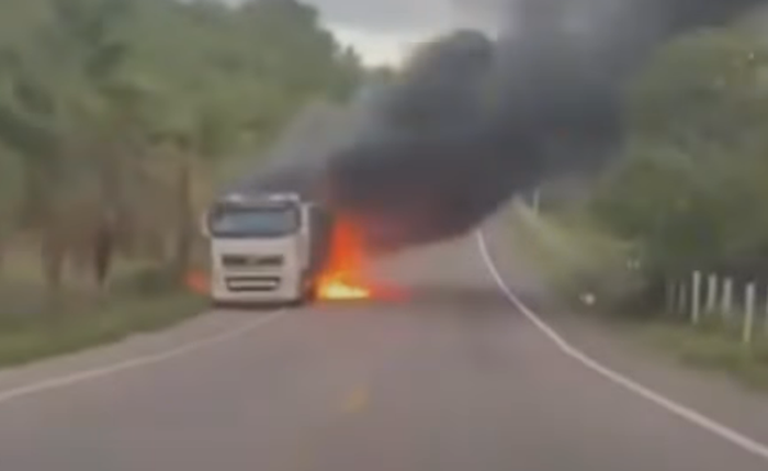 Carreta pega fogo entre Jequiá e Roteiro no Litoral Sul de Alagoas