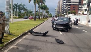 Carro colide contra semáforo e derruba parte do equipamento em avenida da Zona Sul de Aracaju