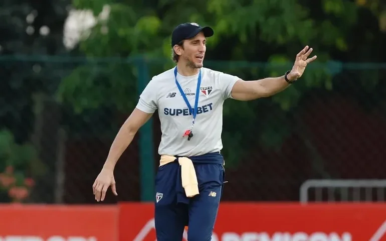 Zubeldía minimiza jejum de gols de Calleri no São Paulo: 'Trabalha para a equipe'