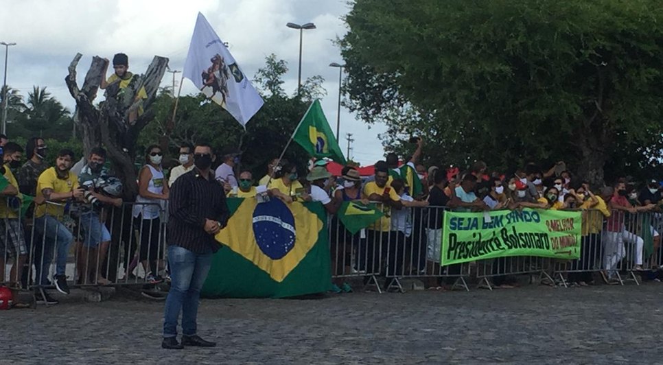 pessoas aguardam a chegada de Bolsonaro