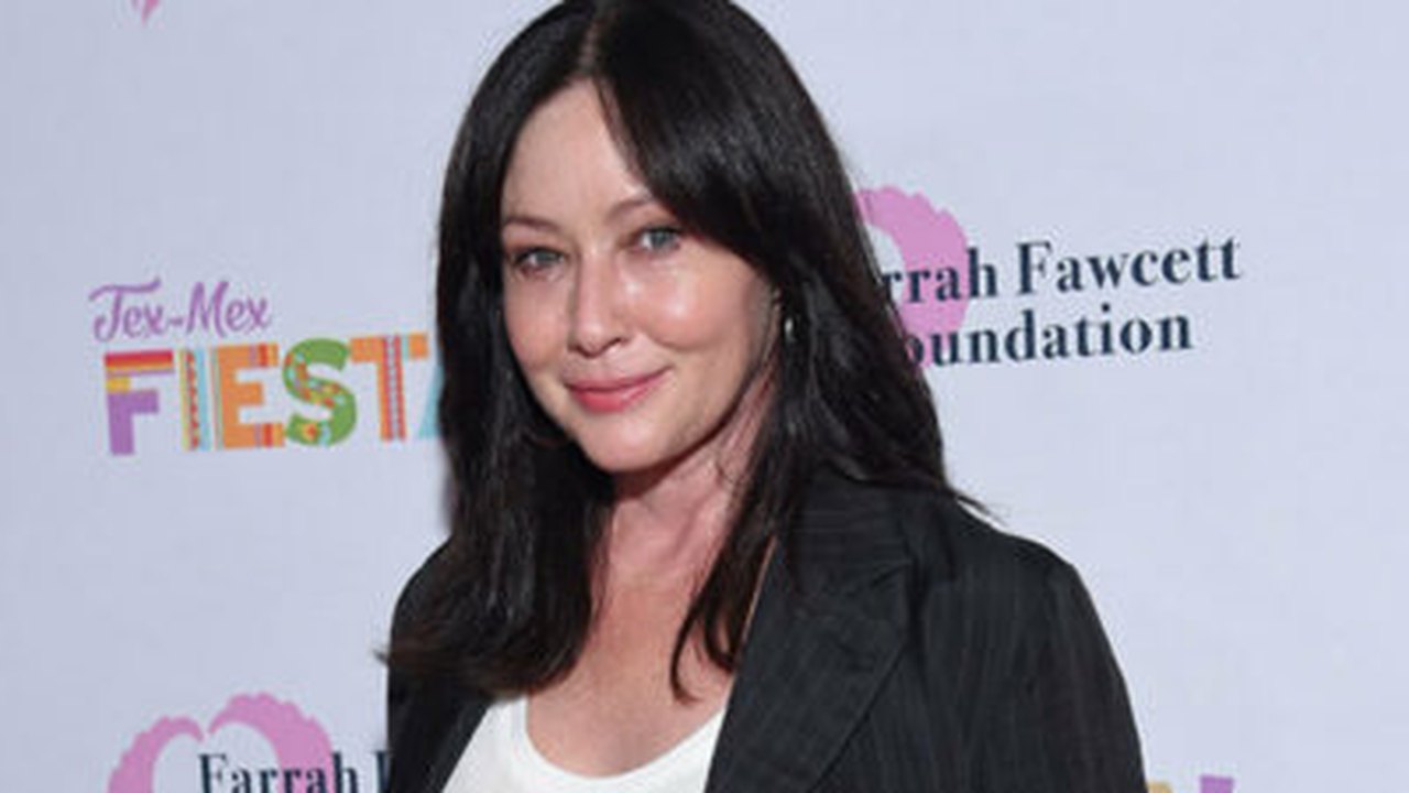 Shannen Doherty, a Brenda de 'Barrados no Baile', revela que câncer se espalhou para o cérebro