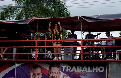 Dona Flô e Pagode do Farra levantaram a multidão nas festividades de 66 anos de Campo Alegre
