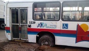 Vazamento provoca queda de ônibus em buraco e desabastecimento de água em Aracaju; veja pontos atingidos / Foto: Foto: SMTT/Aracaju