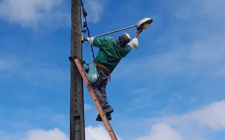 Prefeitura de Branquinha realiza serviços de iluminação, aração de terras e melhorias nas estradas