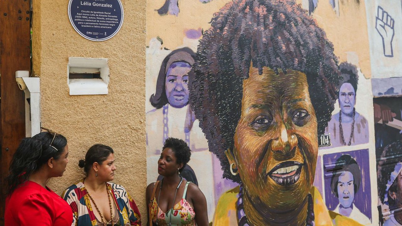 Casa onde viveu Lélia Gonzalez recebe placa em sua homenagem