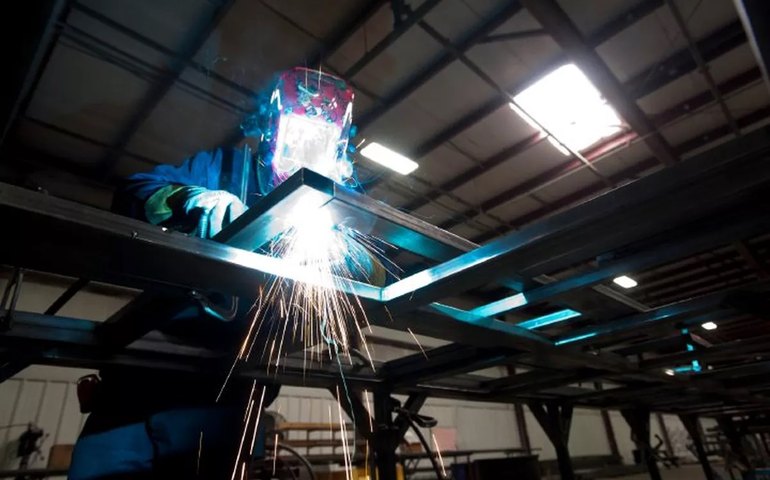 Encomendas à indústria nos EUA sobem 2% em junho ante maio