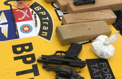 BPTran apreende duas armas e mais de 9 kg de drogas com casal no Feitosa