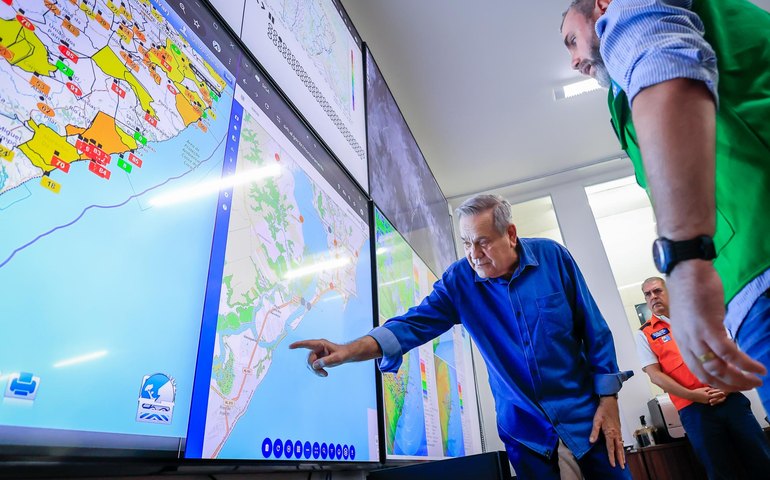 Na Sala de Alerta, governador em exercício e secretário Vitor Pereira monitoram situação das chuvas em Alagoas