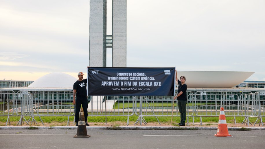 Em dia de audiência na CCJ, mobilização em frente ao Congresso pressiona por avanço da PEC do fim da escala 6x1