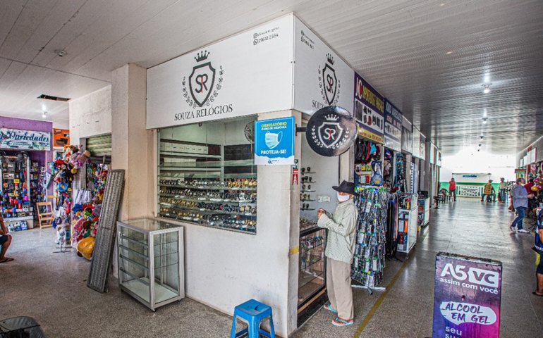 Vendedores ambulantes tornam-se fixos em boxes de espaços públicos