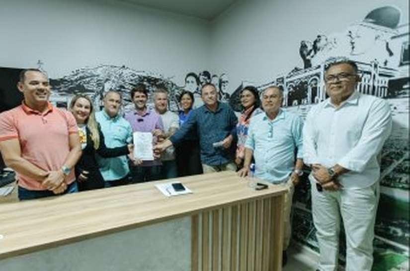 Junior Menezes sanciona lei que reajusta salário ao servidor público ainda em maio