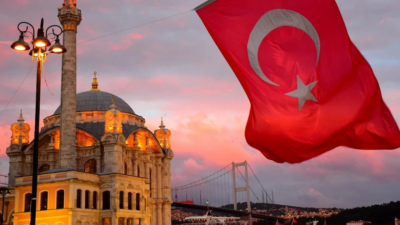 Prefeito de Istambul, Ekrem Imamoglu, tem prisão preventiva decretada e cargo suspenso