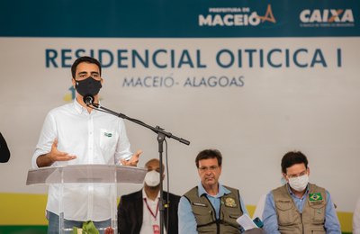 “São famílias que recebem um lar digno”, disse prefeito JHC ao entregar residencial no Benedito Bentes