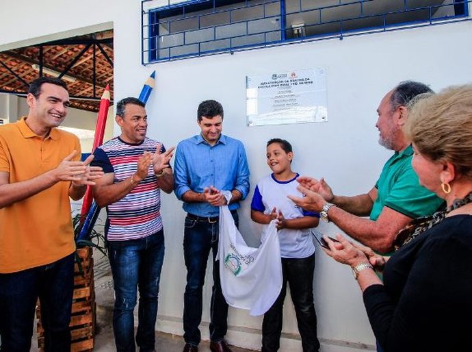 Prefeito Rui Palmeira entrega quadra para 700 alunos no Benedito Bentes