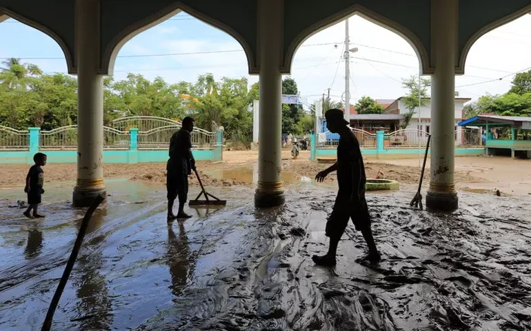 Número de mortos nas inundações na Indonésia supera 800