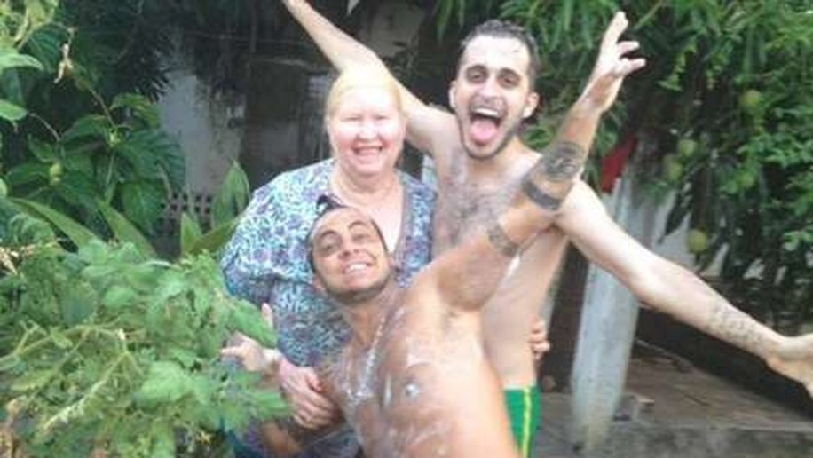 Thammy Miranda mostra diversão com banho de balde