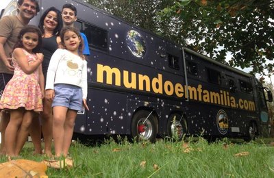 Família que percorre o mundo em um ônibus chega a Maceió 