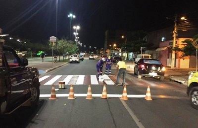 Prefeitura revitaliza sinalização horizontal no Bosque das Arapiracas para o dia 30 de outubro 