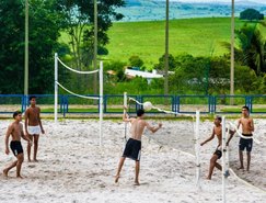 Ginásio e quadras ao ar livre são espaços esportivos do clube 