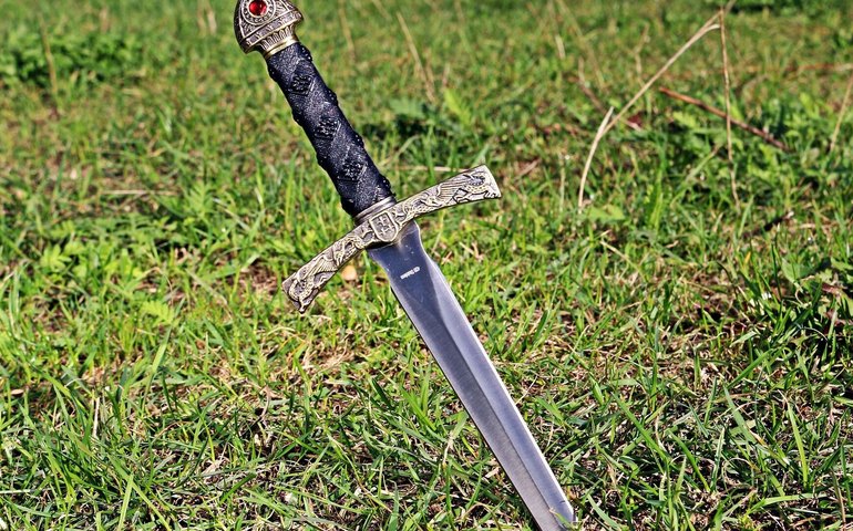 Derrocada de penhasco revela adaga ricamente decorada de quase 3.000 anos na Polônia (FOTOS)