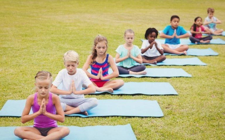 Dia das crianças: ioga proporciona relaxamento e bem-estar para adulto e criança