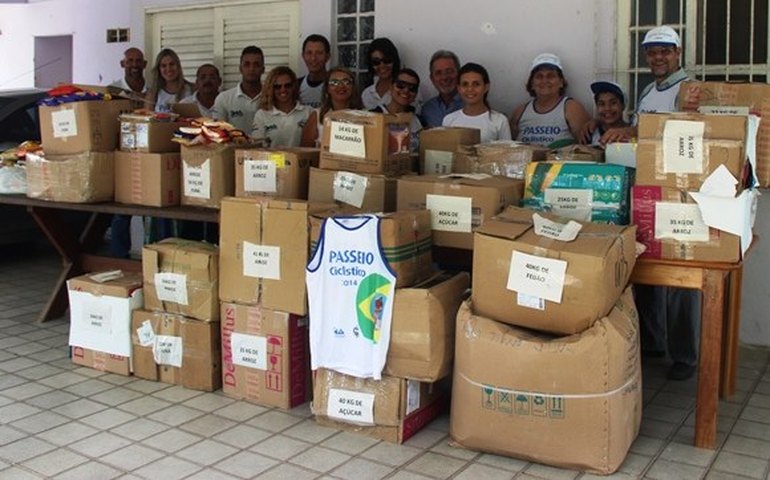 Família numerosa recebe alimentos arrecadados em passeio ciclístico