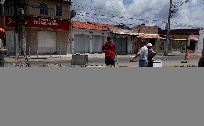 Casal e LEF Construções implantam rede de esgoto em via da Ponta Grossa