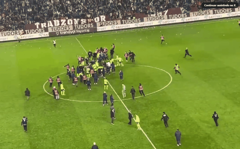 Cinco torcedores que invadiram gramado e agrediram com jogadores são presos na Turquia; veja vídeo