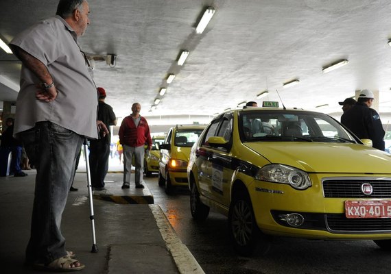 Auxílio para taxistas e caminhoneiros começa a ser pago em agosto