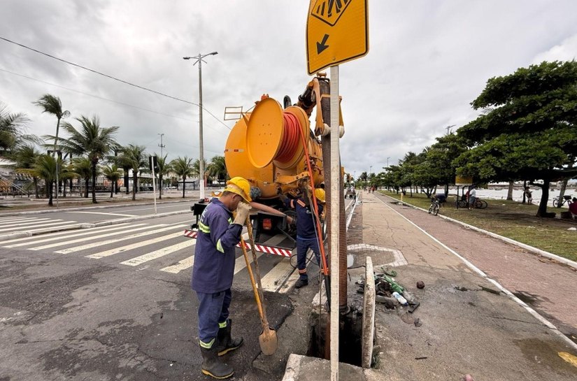 Infraestrutura executa limpeza da rede de drenagem no Jaraguá e reforça ações preventivas contra alagamentos