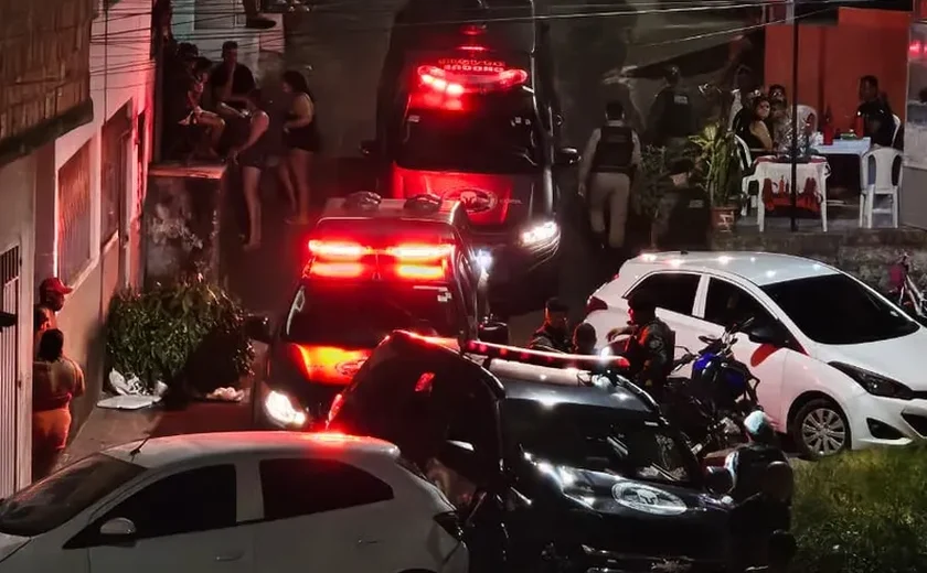 Viatura da PM colide com carro e invade residência durante perseguição no Jacintinho